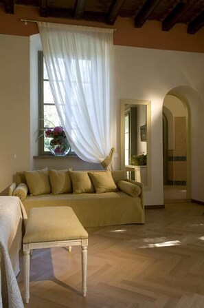 Habitación junior | 1 dormitorio, minibar, caja fuerte y decoración individual