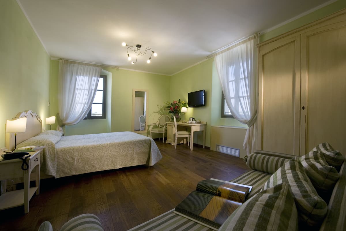 1 dormitorio, minibar, caja fuerte y decoración individual