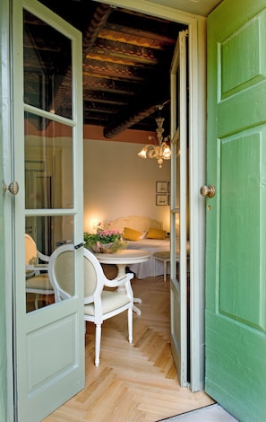 Junior Room | 1 bedroom, minibar, in-room safe, individually decorated - Relais Corte Cavalli (Ponti sul Mincio)