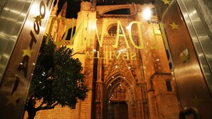 Un edificio histórico con arquitectura gótica, que presenta arcos apuntados y ornamentación detallada en piedra.