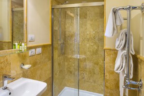 Standard Double Room, Garden View | Bathroom | Shower, rainfall showerhead, free toiletries, hair dryer -  Palazzo Ravizza (Siena)
