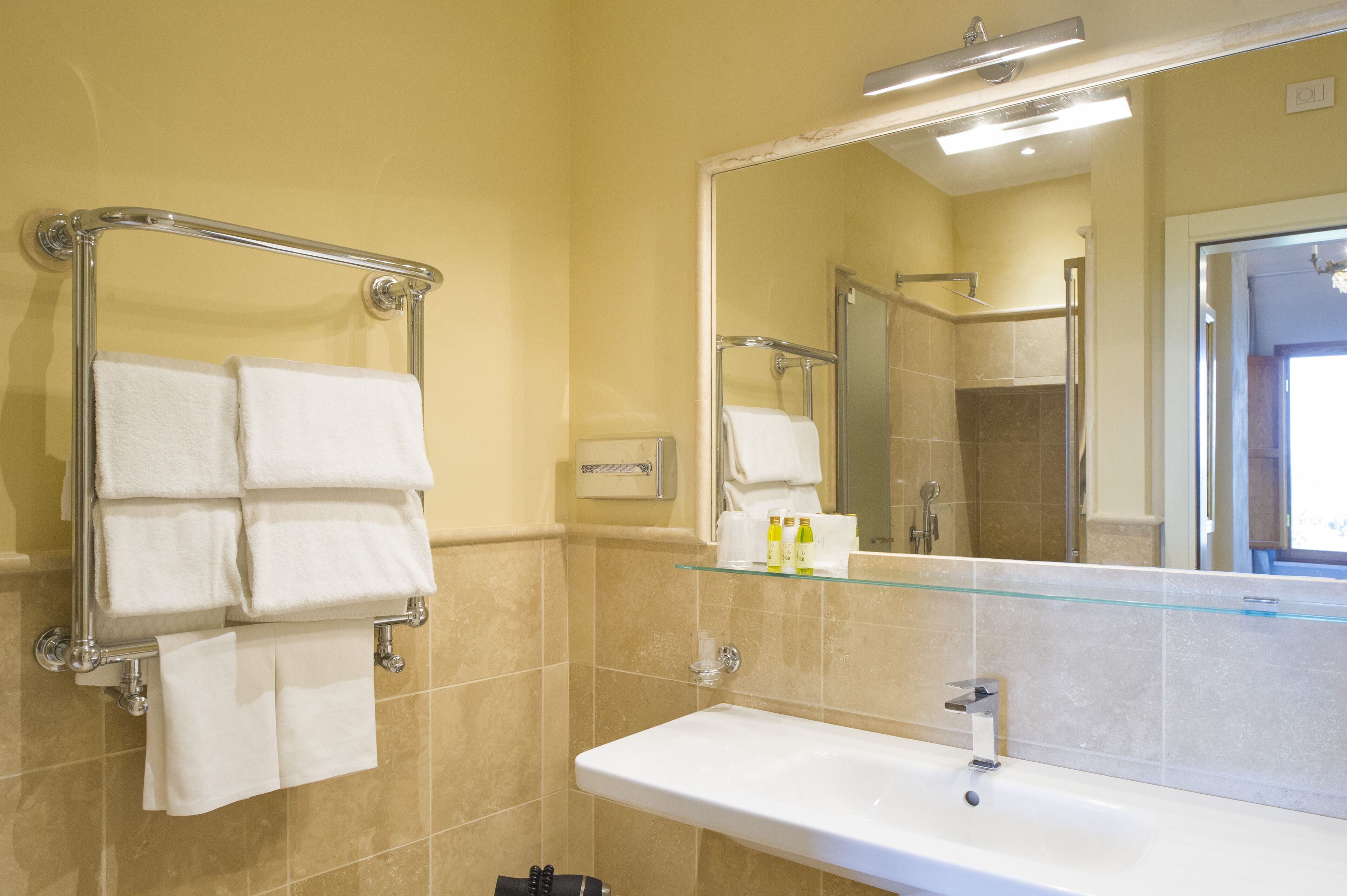 deluxe double room | bathroom | shower, rainfall showerhead, free toiletries, hair dryer