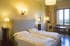 Superior Double Room, Garden View | In-room safe, desk, free WiFi, bed sheets