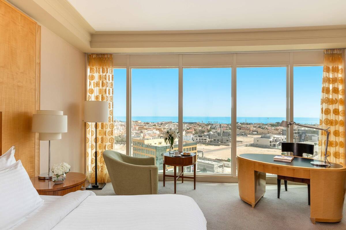 deluxe room, 1 king bed | 1 bedroom, premium bedding, minibar, in-room safe