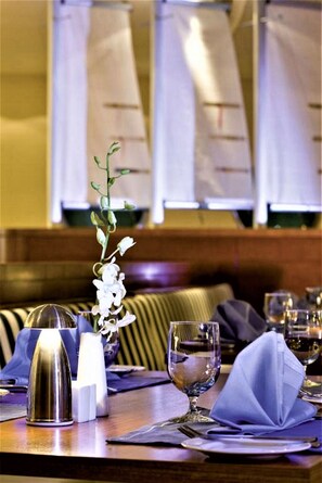 3 restaurants; breakfast, lunch, and dinner served - Mövenpick Hotel Al Khobar (Al Khobar)