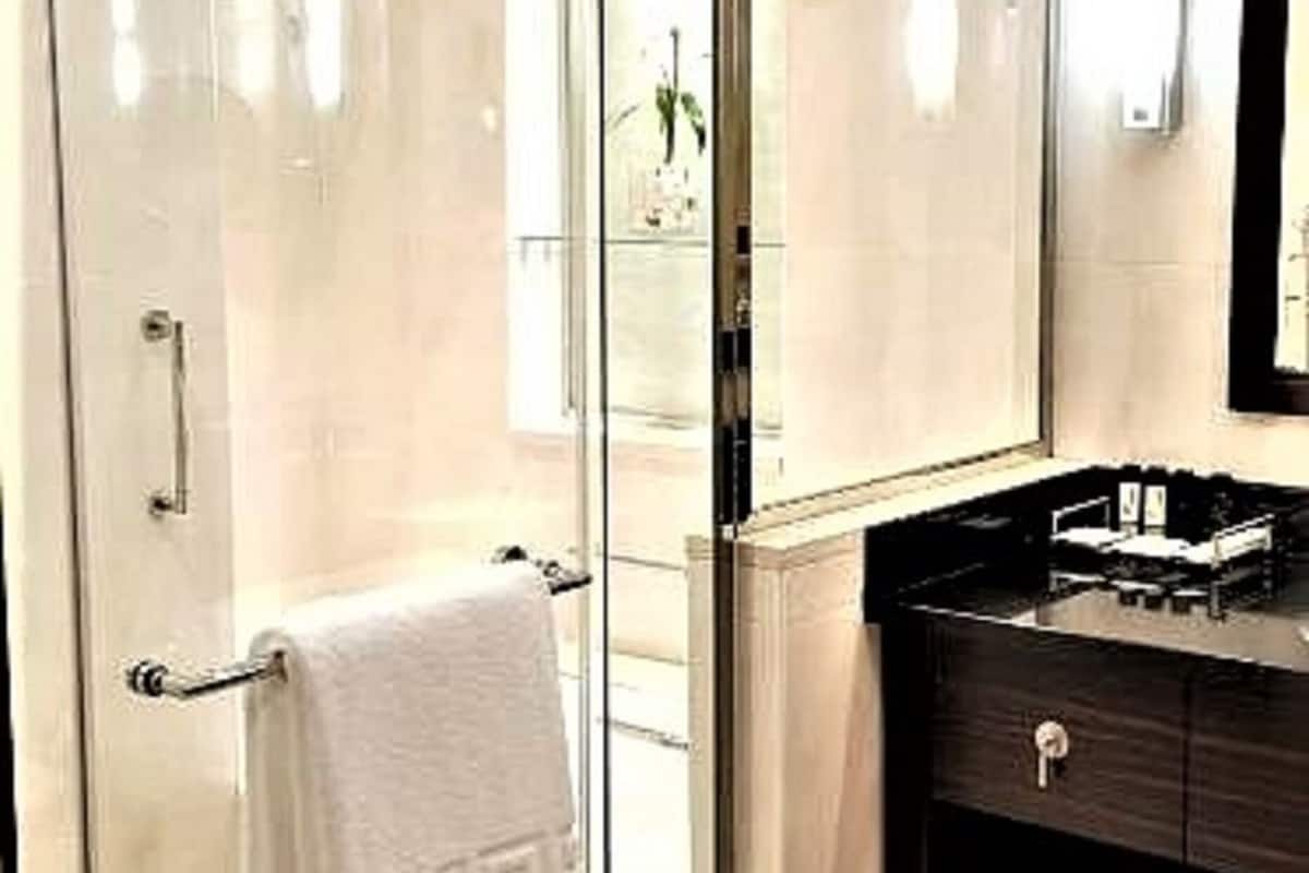 separate bathtub and shower, eco-friendly toiletries, hair dryer