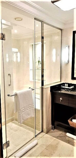 Baignoire et douche séparées, articles de toilette écologiques