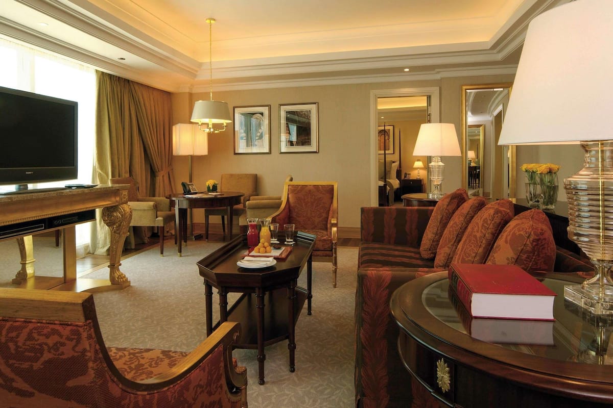 Executive Suite | Premium bedding, minibar, in-room safe, desk
