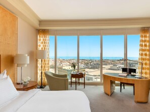 高級寢具、迷你吧、房內夾萬、書桌