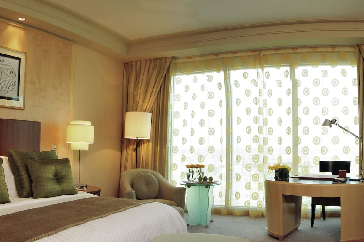 Deluxe kamer, 1 kingsize bed, gedeeltelijk uitzicht op zee | 1 slaapkamer, luxe beddengoed, een minibar, een kluis op de kamer