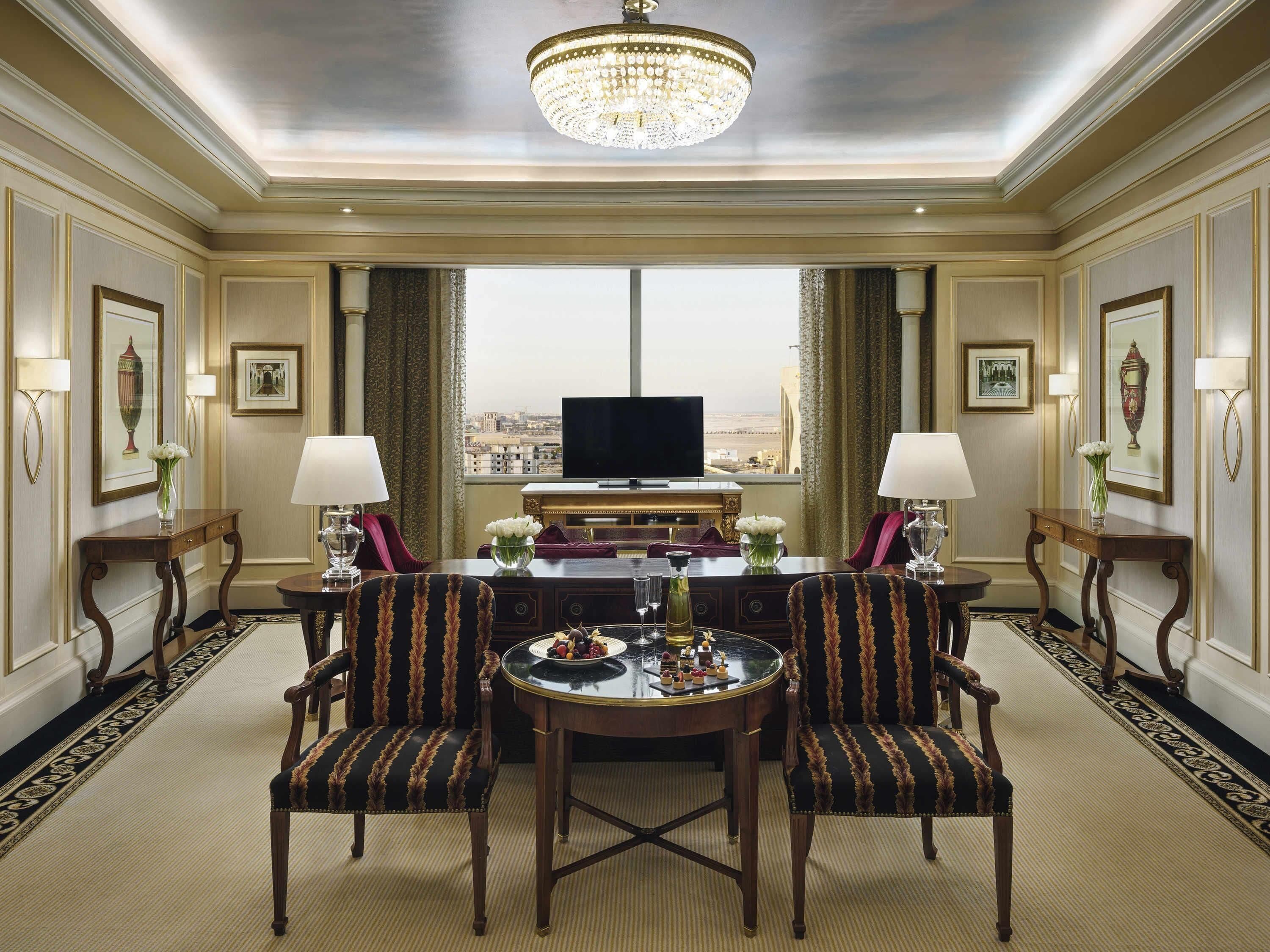 Royal-Suite (Silver) | Hochwertige Bettwaren, Minibar, Zimmersafe, Schreibtisch