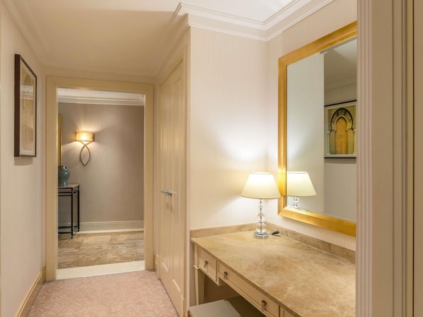 Premium Room | Premium bedding, minibar, in-room safe, desk - Mövenpick Hotel Al Khobar (Al Khobar)