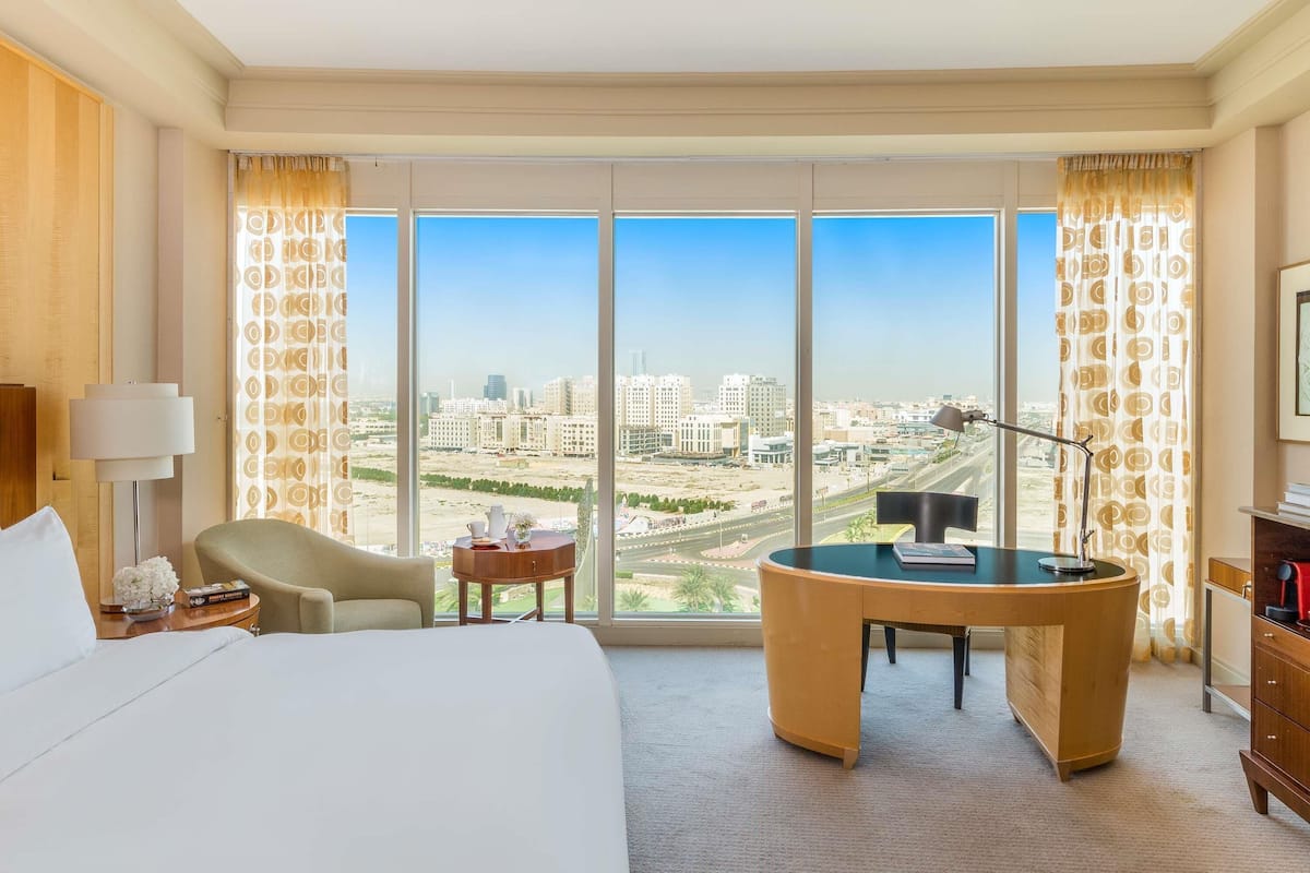 deluxe room, 1 king bed | 1 bedroom, premium bedding, minibar, in-room safe