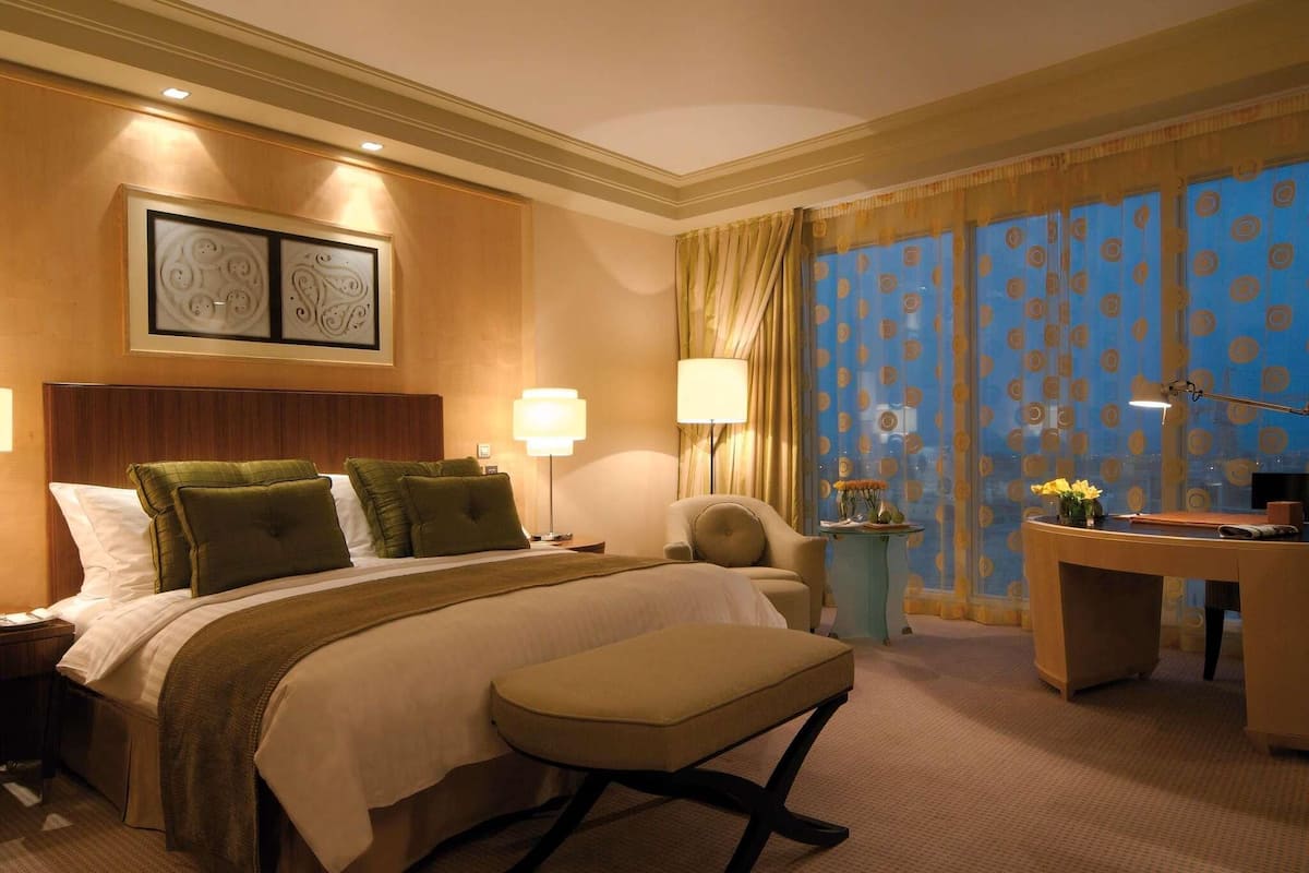 Habitación Deluxe, 1 cama King size, vista parcial al mar | Ropa de cama de alta calidad y minibar