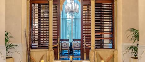 3 restaurants, servant le déjeuner et le dßner; cuisine internationale