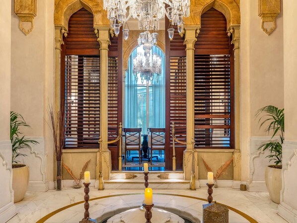 3 restaurants, breakfast, lunch, dinner served; international cuisine