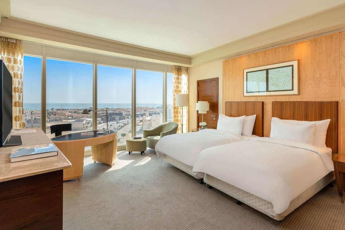 Deluxe Room, 1 King Bed, Accessible | Premium bedding, minibar, in-room safe, desk