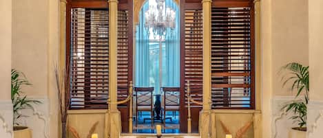 3 restaurants, breakfast, lunch, dinner served; international cuisine