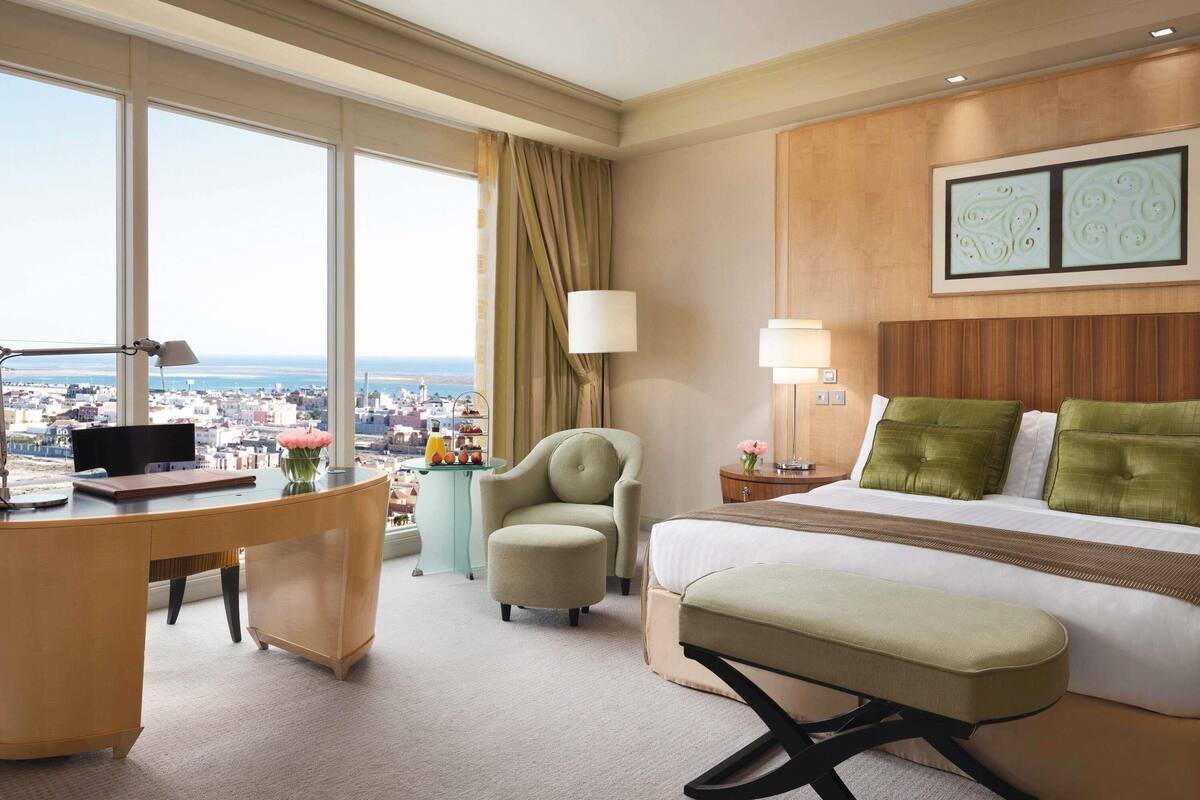 高級寝具、ミニバー、セーフティボックス (室内)、デスク