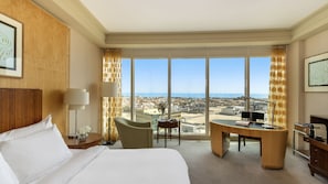 Deluxe King Partial Sea View | City view