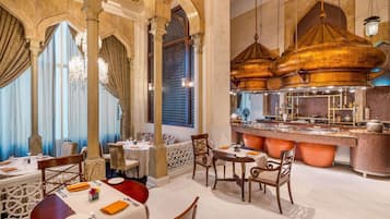 3 restaurantes, café da manhã, culinária internacional