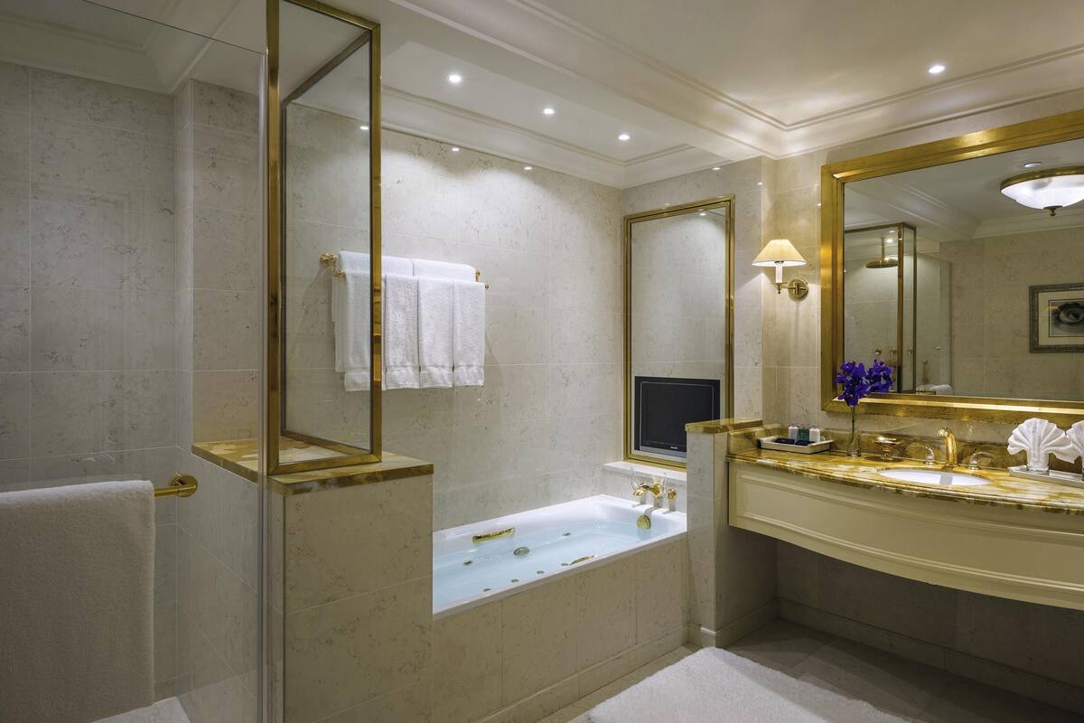 1 bedroom, premium bedding, minibar, in-room safe