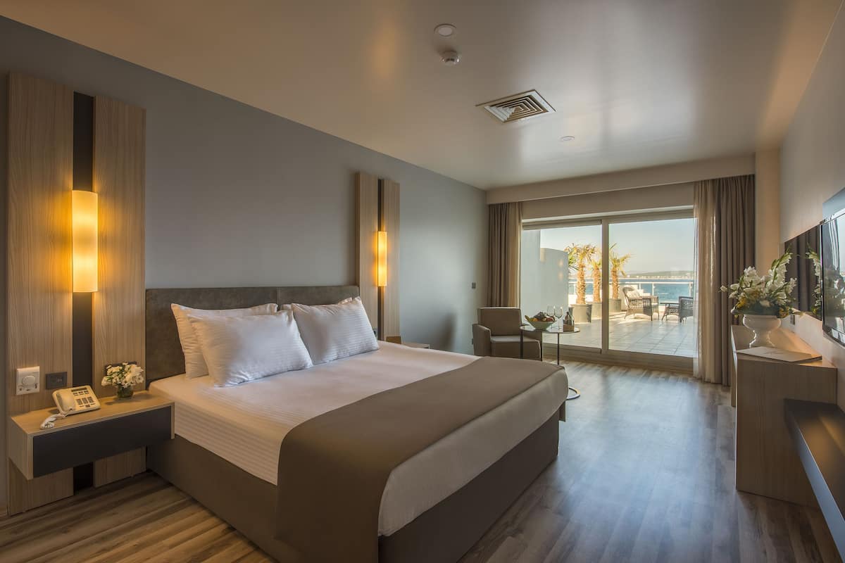 Suite Ocean | Minibar, caja de seguridad en la habitación y escritorio