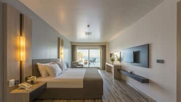 Suite Ocean | Minibar, caja fuerte, escritorio y tabla de planchar con plancha