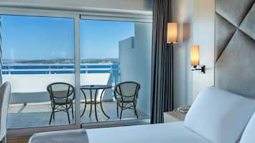 Comfort Room, 1 Double Bed | Minibar, in-room safe, desk, iron/ironing board