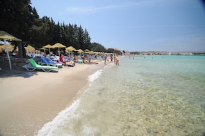 Yksityinen ranta, ilmaisia rantacabañoita, aurinkotuoleja