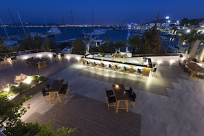 2 bars/lounges, 2 poolside bars