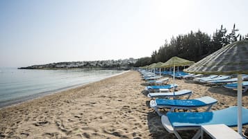 Spiaggia privata, cabine da spiaggia gratuite, lettini da mare