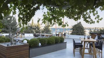 2 bars/lounges, 2 poolside bars