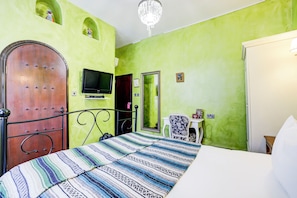 Deluxe Triple Room | Premium bedding, desk, blackout drapes, iron/ironing board - Church Street Hotel by Belvilla near The Oval (London)