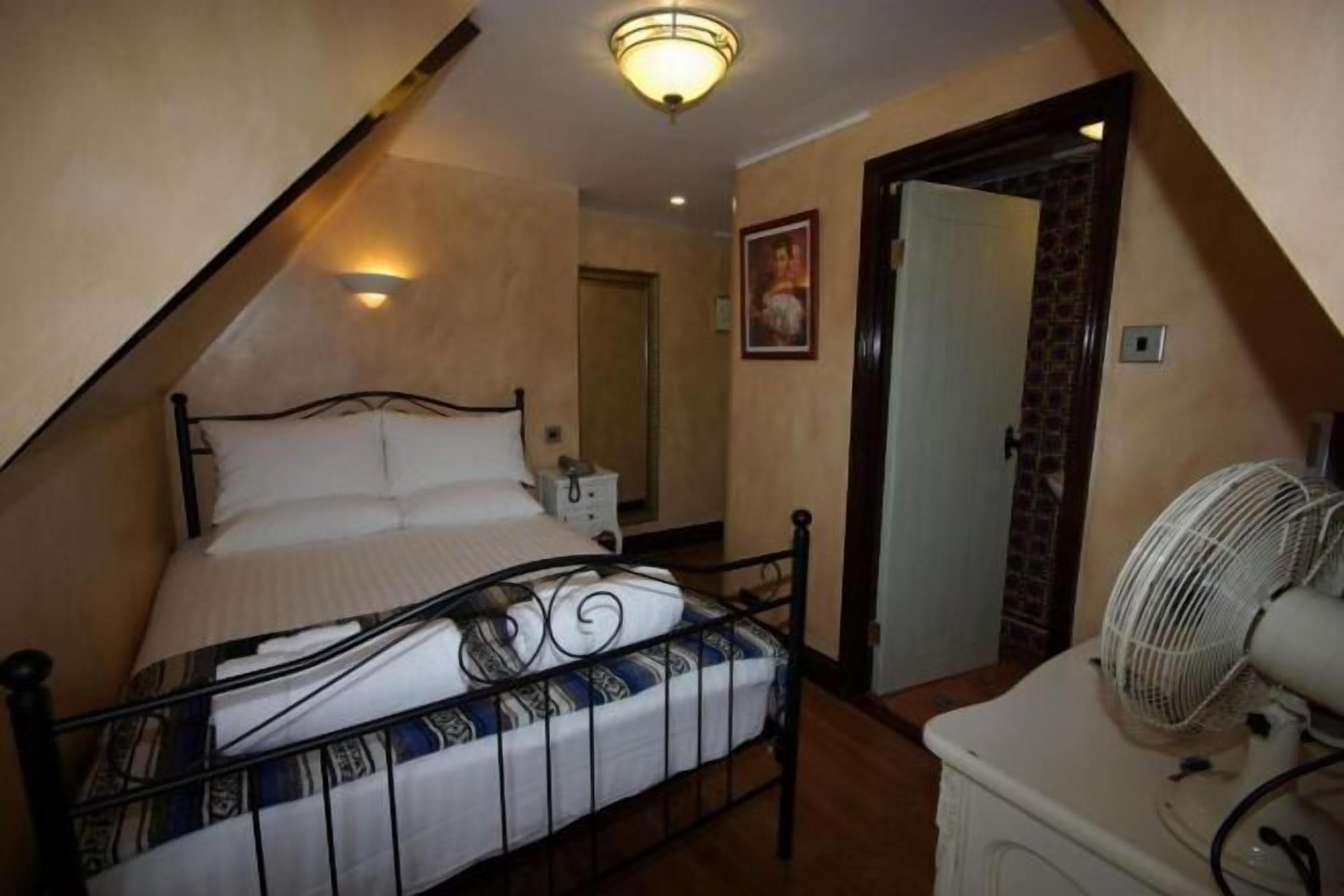 Luxe beddengoed, een bureau, verduisterende gordijnen