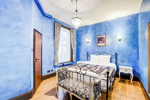 ファミリー ルーム ベッド (複数台) | 高級寝具、デスク、遮光カーテン、アイロン / アイロン台