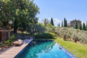 2 Außenpools, Infinity-Pool, Sonnenschirme, Liegestühle