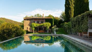 2 Außenpools, Infinity-Pool, Cabañas (kostenlos), Sonnenschirme