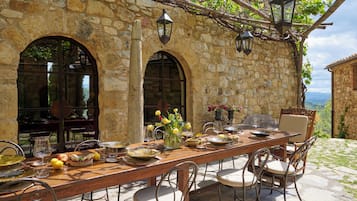Lunch and dinner served, Regional cuisine
