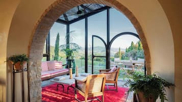 Villa La Vedetta | Living area | Books, stereo