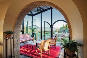 Villa La Vedetta | Zona de estar | Libros, un reproductor estéreo