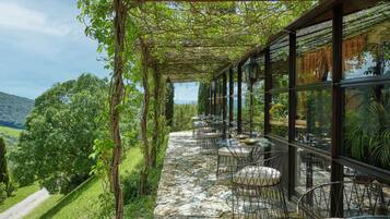 Lunsj og middag serveres, regionale retter