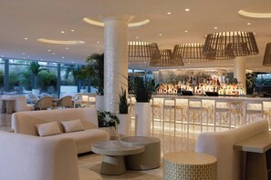 4 bares, 2 bares en la playa, bar junto a la piscina
