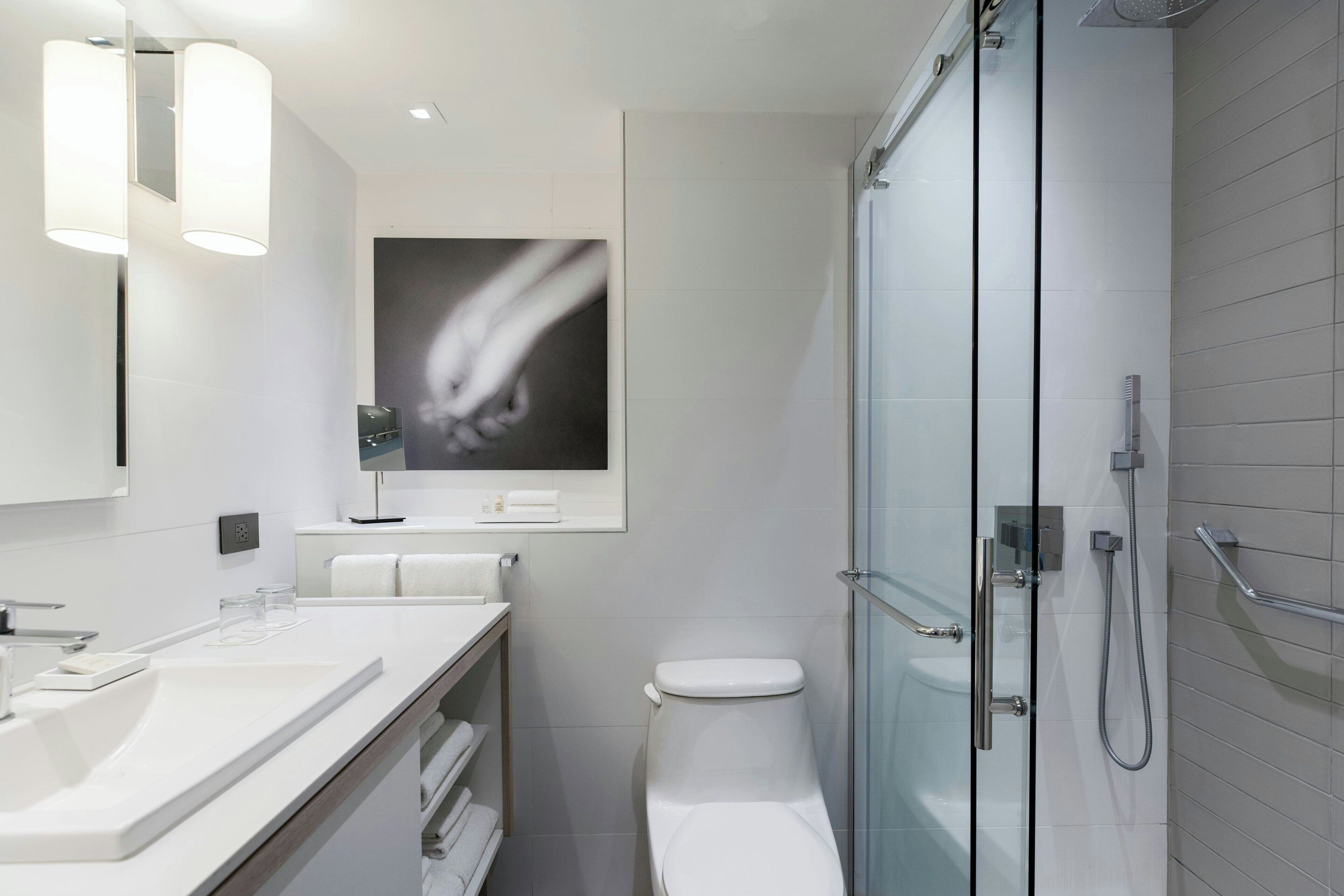 Dusj, toalettartikler (inkludert), hårføner og badekåper