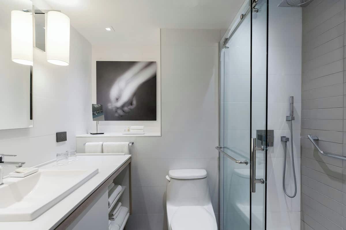 Dusj, toalettartikler (inkludert), hårføner og badekåper