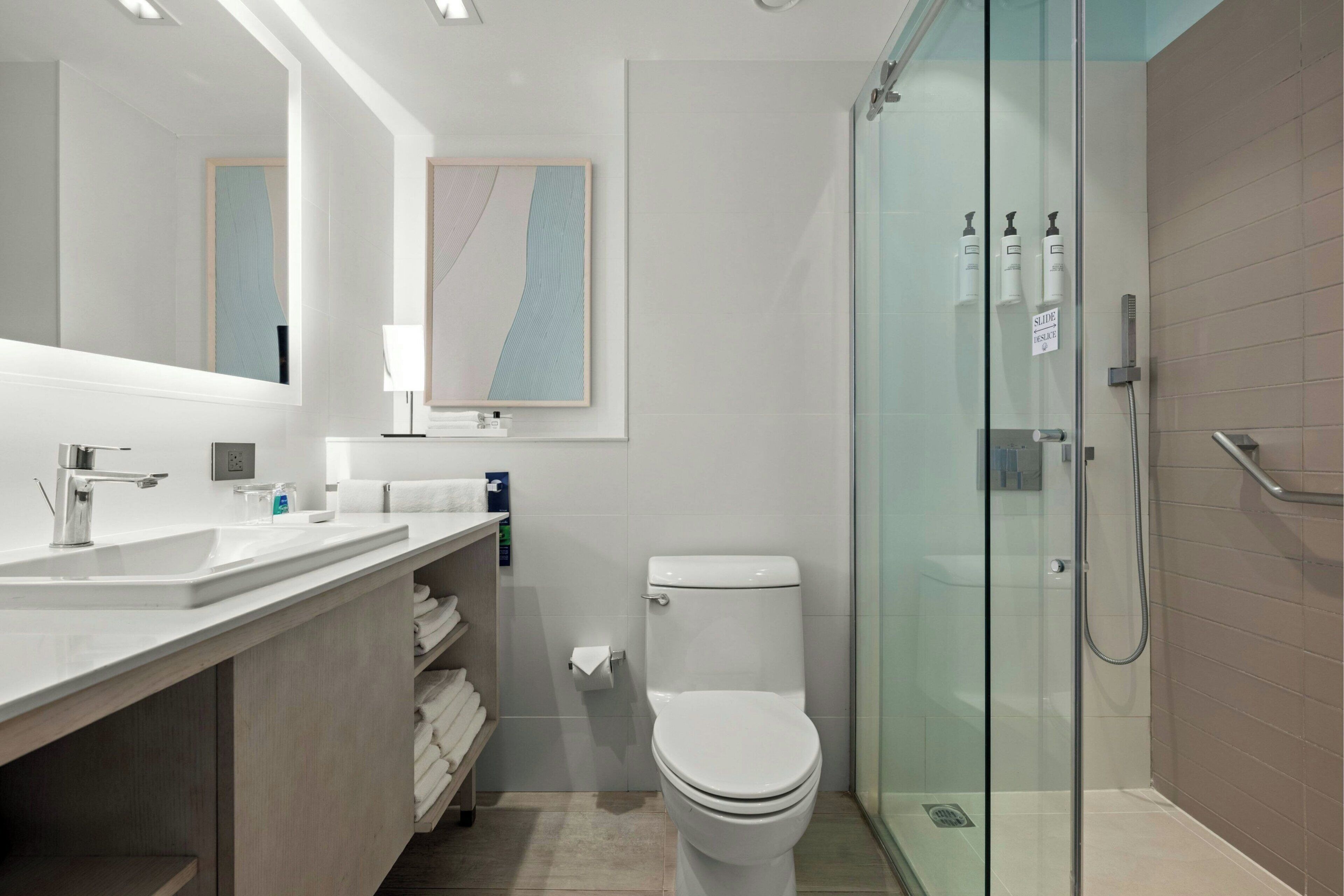 Ylelliset vuodevaatteet, untuvapeitot, tallelokero huoneessa, työpöytä