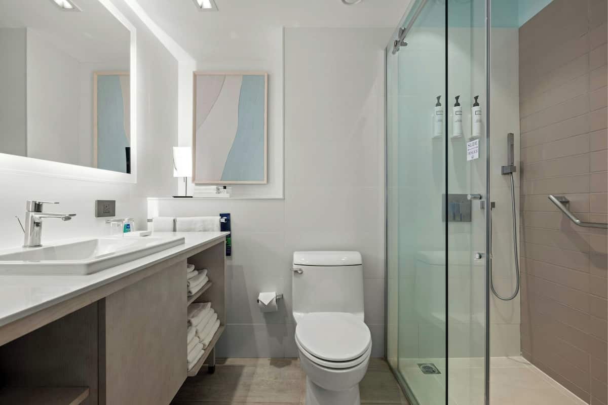 Hochwertige Bettwaren, Daunenbettdecken, Zimmersafe, Schreibtisch