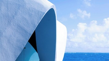 Un bâtiment moderne à l’architecture originale, caractérisée par des courbes, situé en bord de mer.