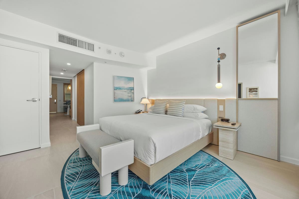 Sengetøy av topp kvalitet, dundyner, safe på rommet og skrivebord