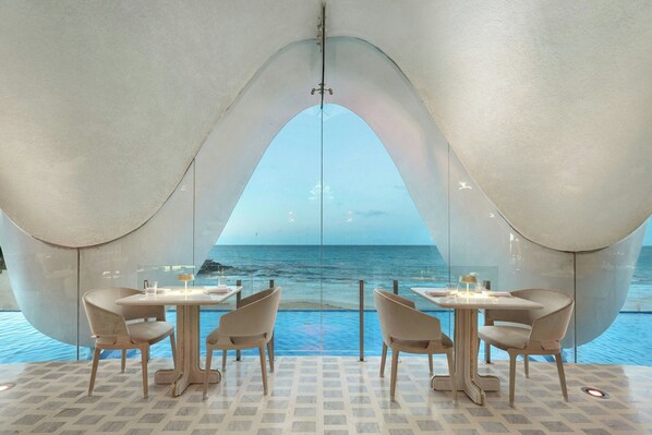 7 restaurantes, se sirven desayunos, comidas, cenas y sushi